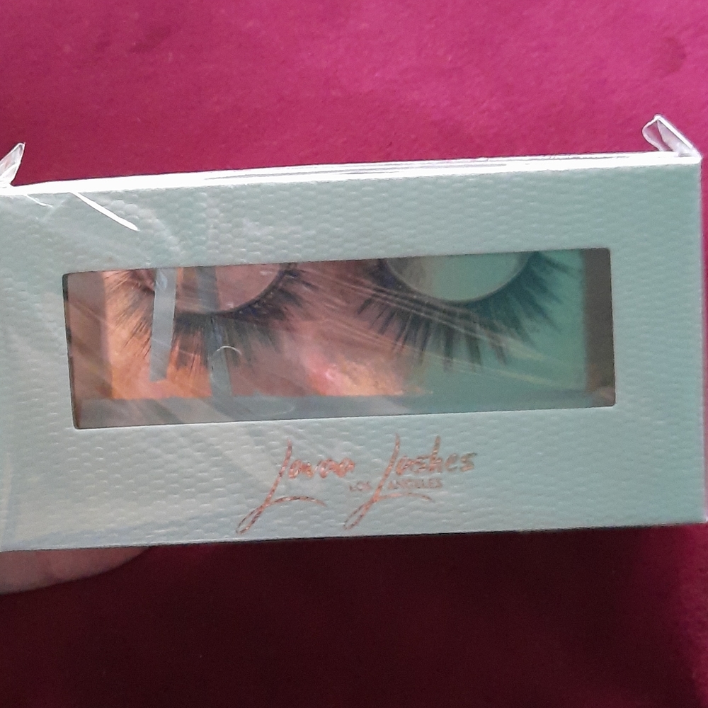 Lavaa lashes